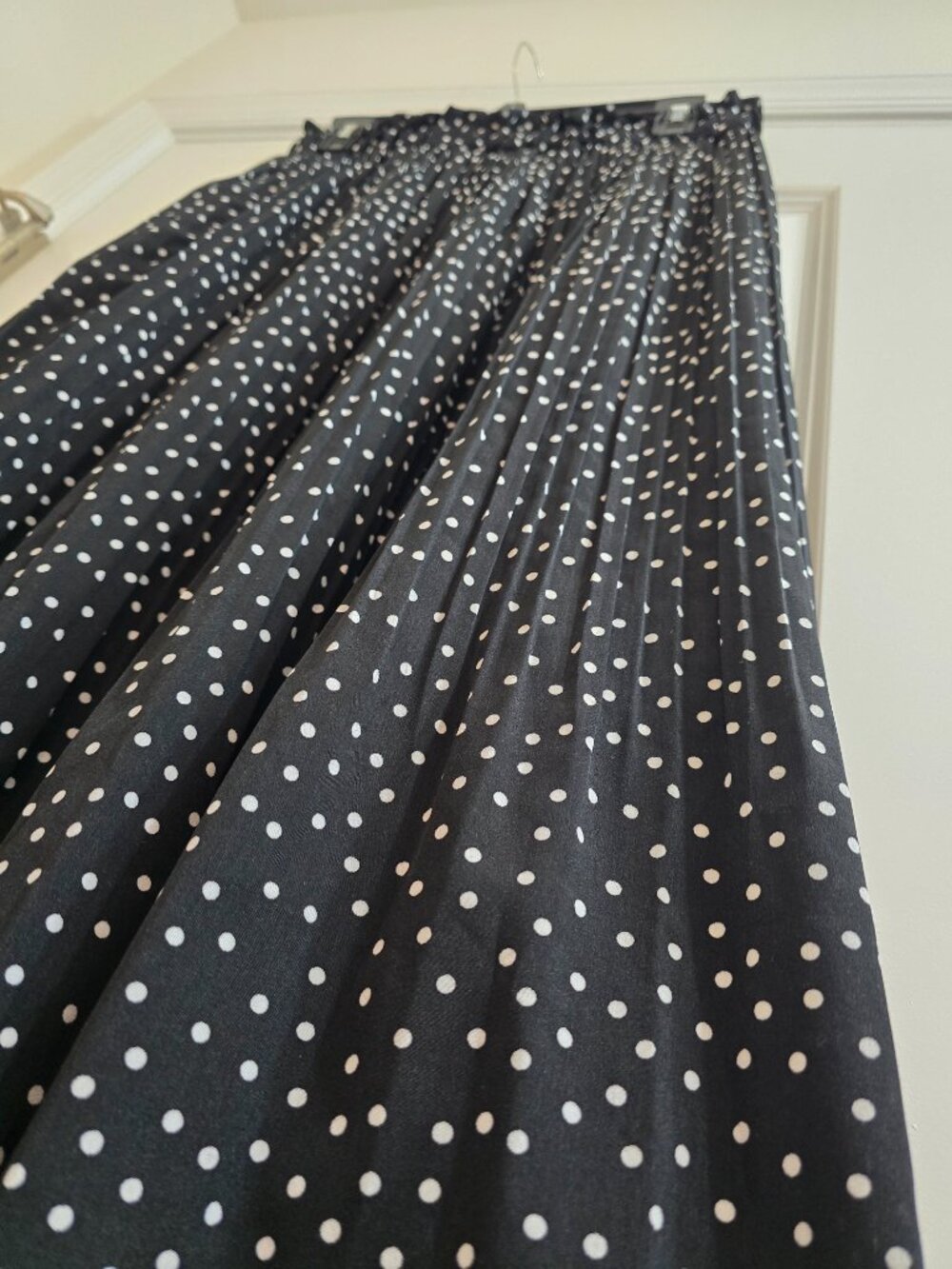 Ecowish High Waist Polka Dot Pleated Midi Skirt - Black and White - Picture 4 of 10